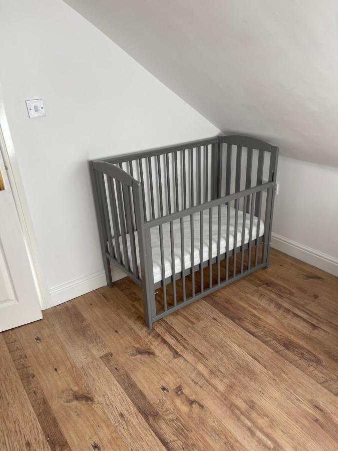 Large, Quiet, Sleeps 16, 4 Bathrooms, Parking, Лестър Екстериор снимка