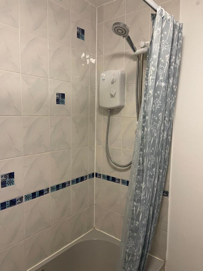 Large, Quiet, Sleeps 16, 4 Bathrooms, Parking, Лестър Екстериор снимка