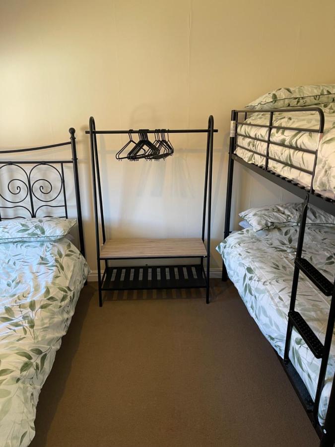 Large, Quiet, Sleeps 16, 4 Bathrooms, Parking, Лестър Екстериор снимка