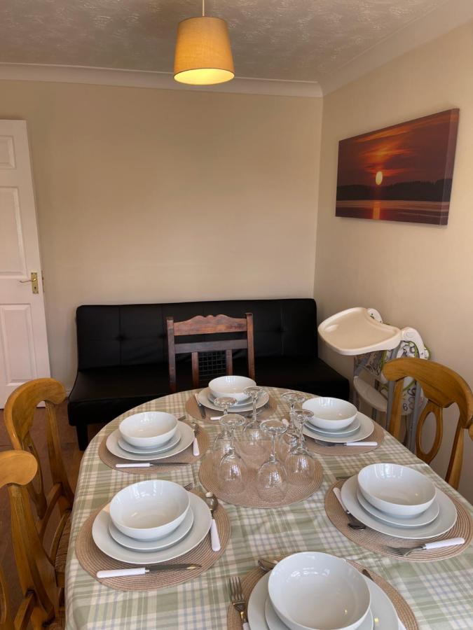 Large, Quiet, Sleeps 16, 4 Bathrooms, Parking, Лестър Екстериор снимка