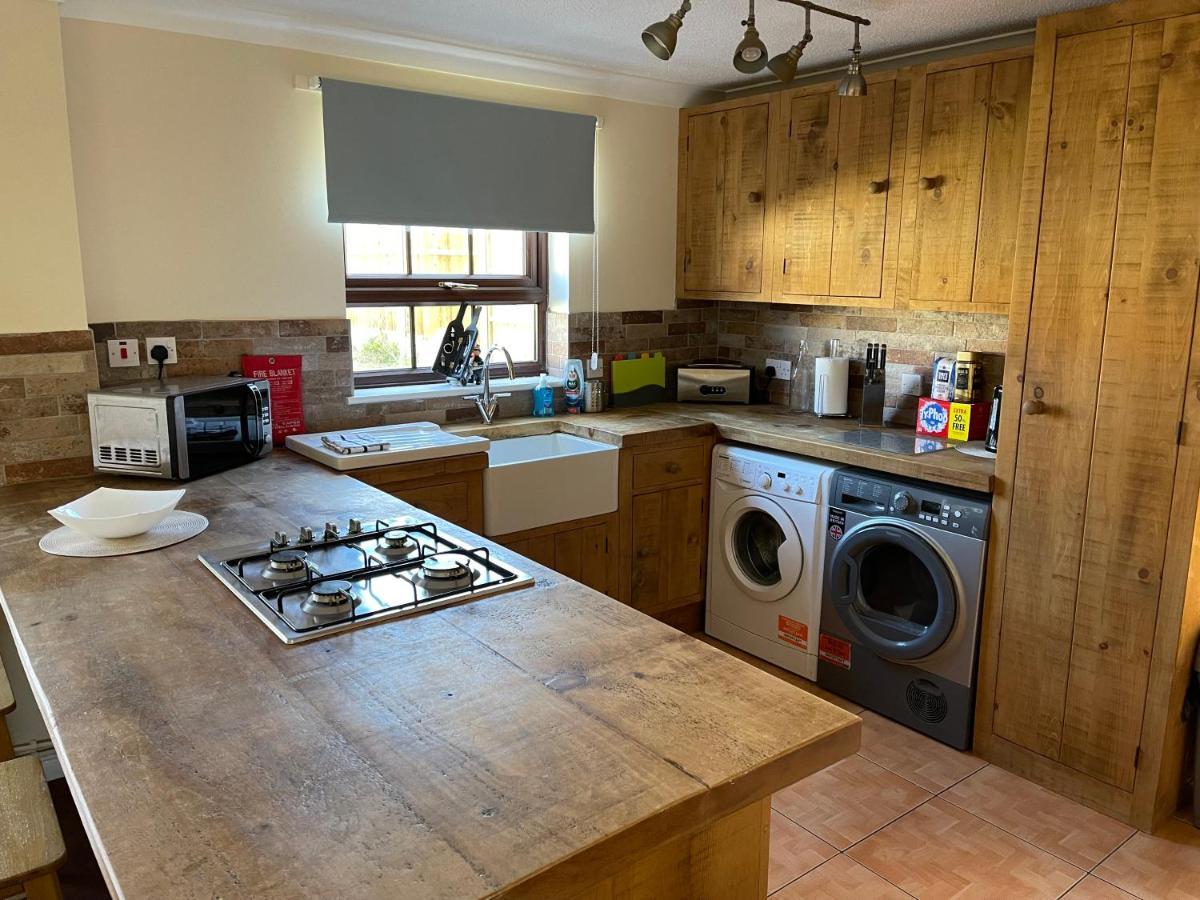 Large, Quiet, Sleeps 16, 4 Bathrooms, Parking, Лестър Екстериор снимка