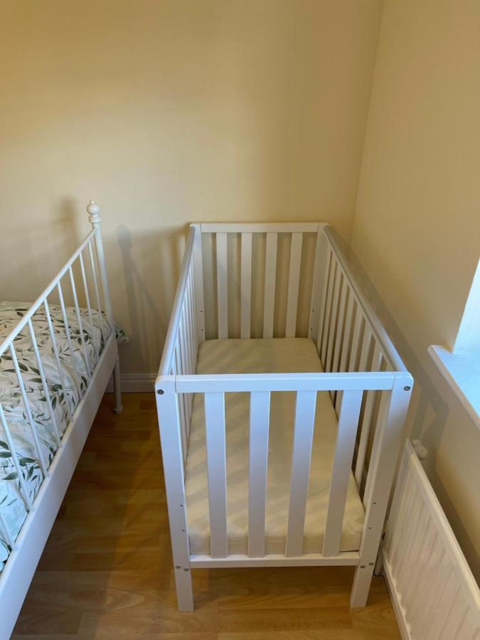 Large, Quiet, Sleeps 16, 4 Bathrooms, Parking, Лестър Екстериор снимка