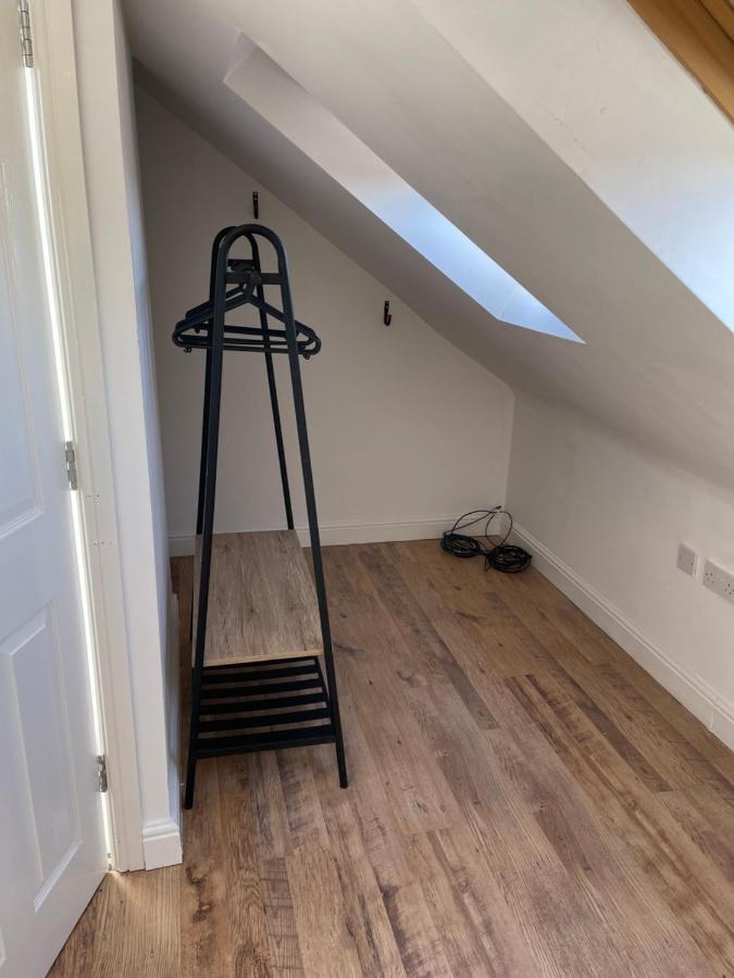 Large, Quiet, Sleeps 16, 4 Bathrooms, Parking, Лестър Екстериор снимка