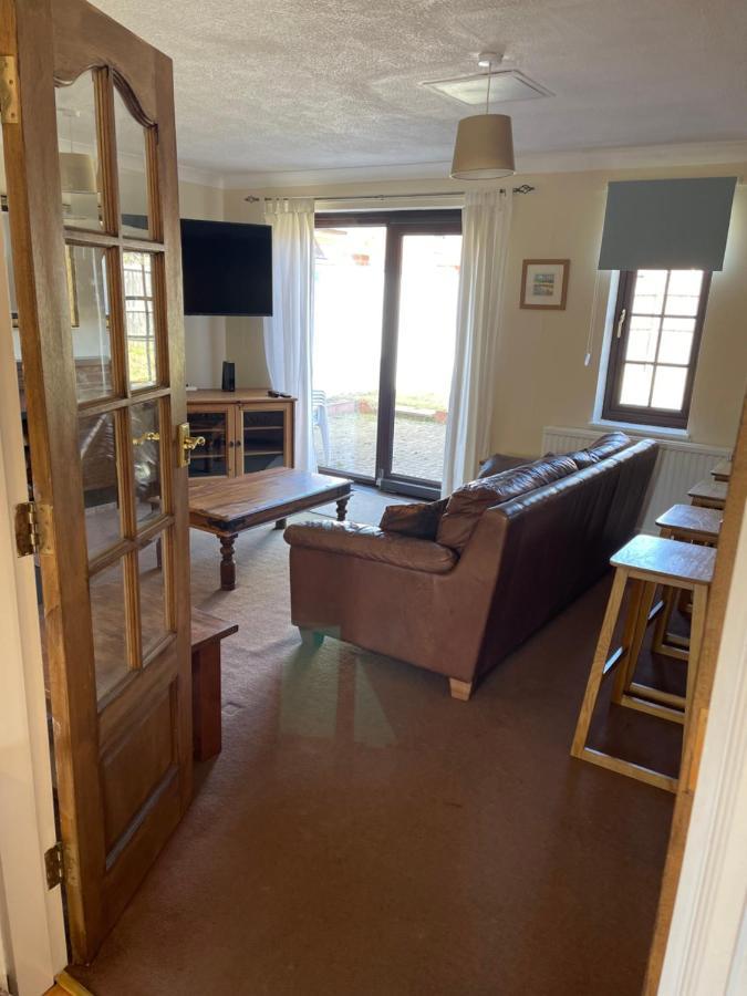 Large, Quiet, Sleeps 16, 4 Bathrooms, Parking, Лестър Екстериор снимка
