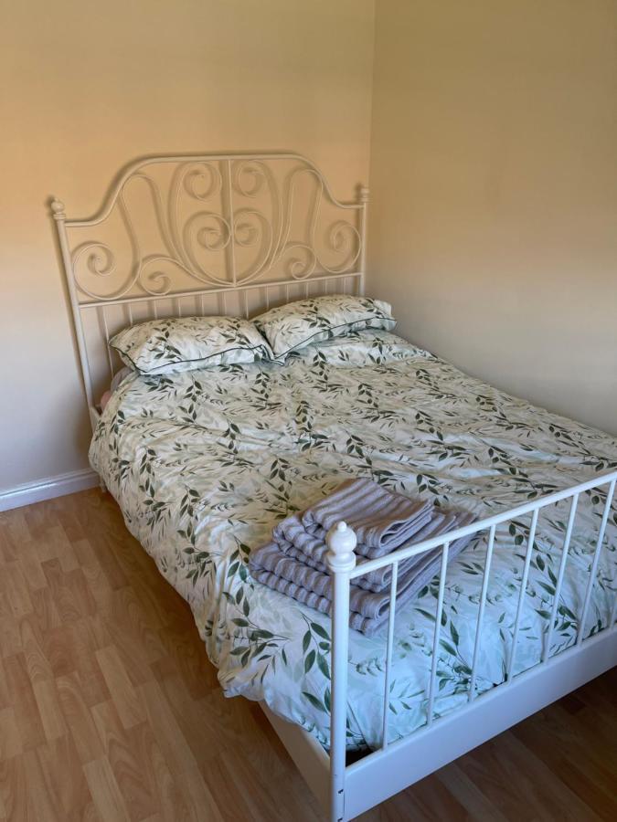 Large, Quiet, Sleeps 16, 4 Bathrooms, Parking, Лестър Екстериор снимка