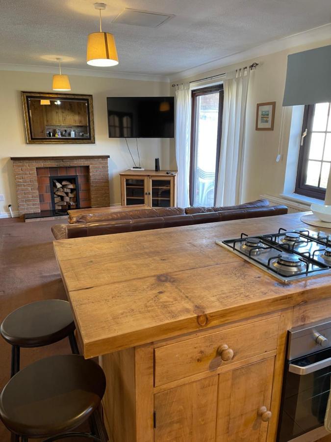Large, Quiet, Sleeps 16, 4 Bathrooms, Parking, Лестър Екстериор снимка