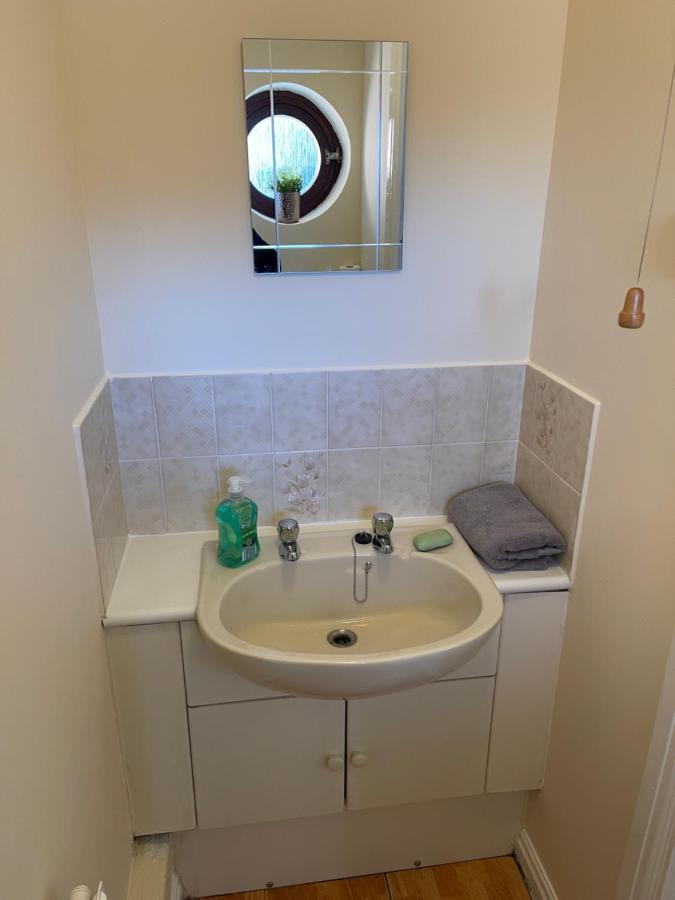 Large, Quiet, Sleeps 16, 4 Bathrooms, Parking, Лестър Екстериор снимка