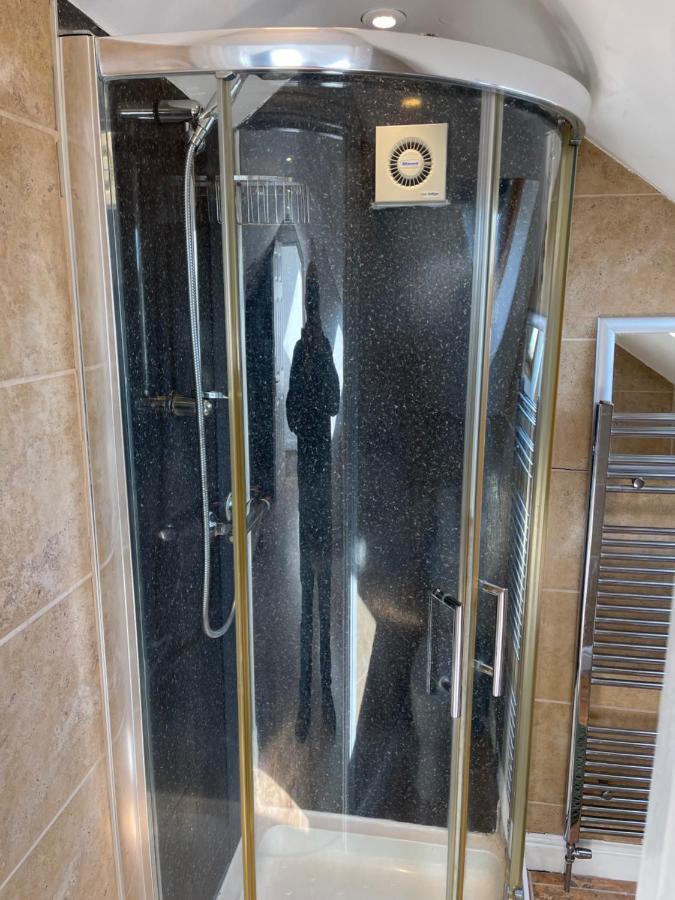 Large, Quiet, Sleeps 16, 4 Bathrooms, Parking, Лестър Екстериор снимка