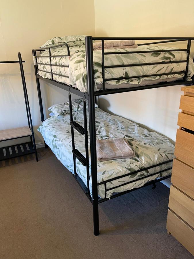 Large, Quiet, Sleeps 16, 4 Bathrooms, Parking, Лестър Екстериор снимка